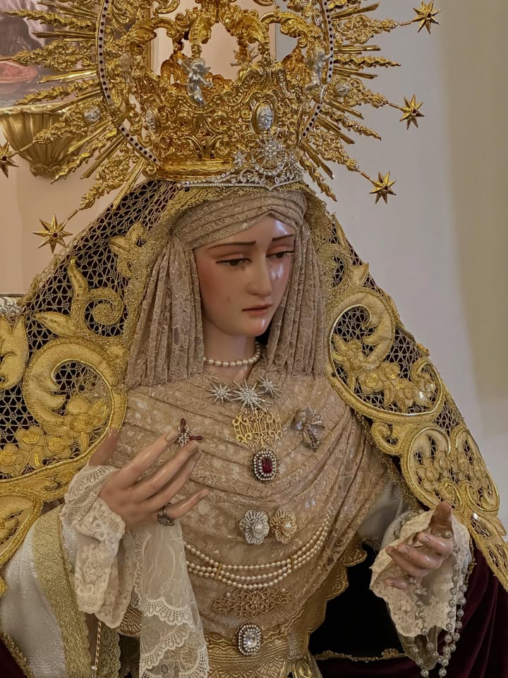 María Santísima del Amor Fraterno preparada para el mes de María